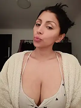 tiffani  love online show from 24, 6, 2026