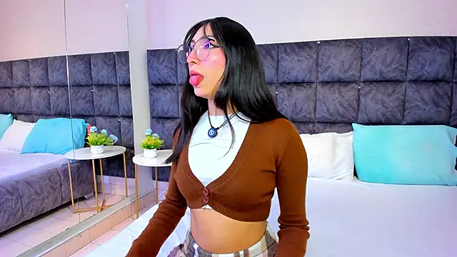 Snapshot of MarianaBranzz chatting on 15, 11, 2025 MarianaBranzz online show from 15, 11, 2025