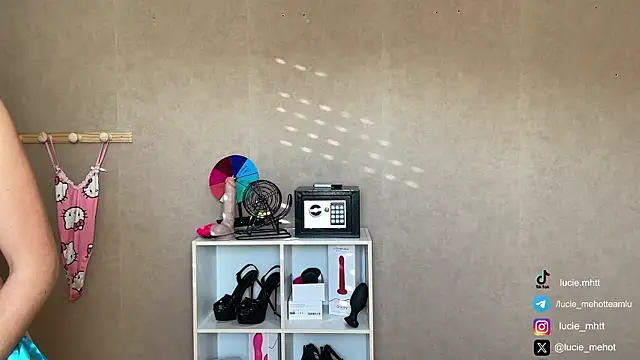 lucie mehott online show from 18, 9, 2025