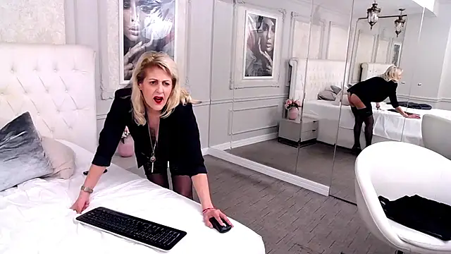 ElenaJuarez online show from 22, 3, 2025