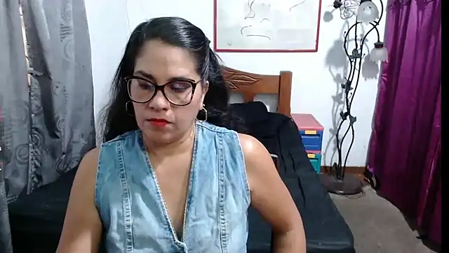 Snapshot of Mistresskloe01 chatting on 4, 3, 2025 Mistresskloe01 online show from 4, 3, 2025