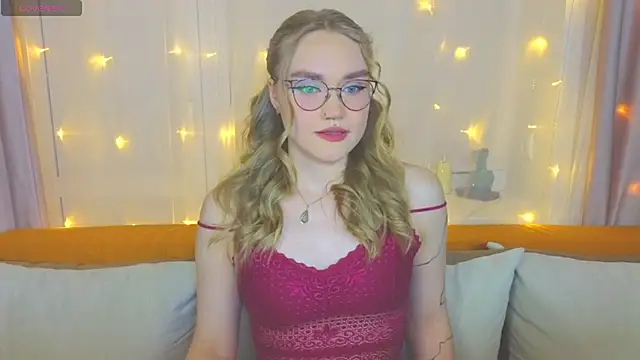 Snapshot of Aurora_Golden1 chatting on 4, 3, 2025 Aurora Golden1 online show from 4, 3, 2025