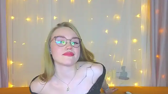 Snapshot of Aurora_Golden1 chatting on 12, 3, 2025 Aurora Golden1 online show from 12, 3, 2025