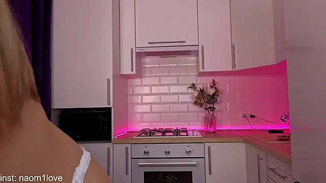 Naomi Girly online show from 13, 10, 2025