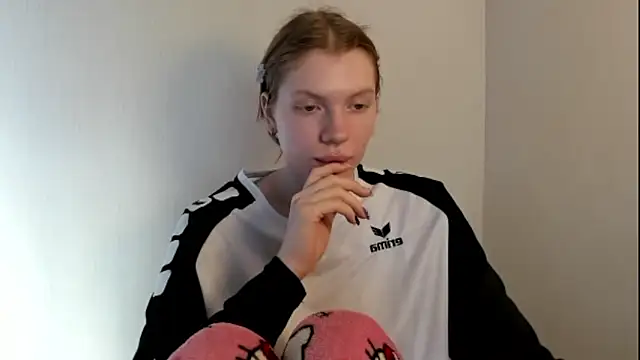 StellaDavis online show from 3, 11, 2025