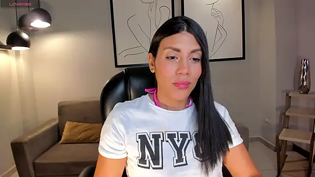 Snapshot of CharlotteCox_ chatting on 5, 12, 2024 CharlotteCox online show from 5, 12, 2024