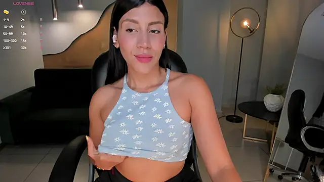 Snapshot of CharlotteCox_ chatting on 10, 1, 2025 CharlotteCox online show from 10, 1, 2025