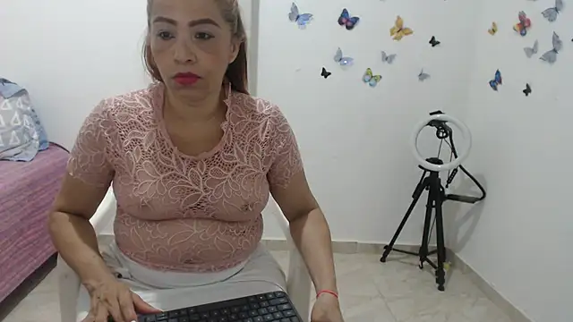 Snapshot of madonna101 chatting on 14, 10, 2025 madonna101 online show from 14, 10, 2025