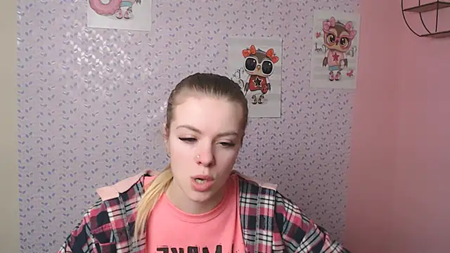 Snapshot of AliceFlirtt_ chatting on 4, 2, 2025 AliceFlirtt online show from 4, 2, 2025