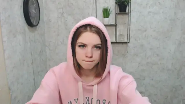 Snapshot of AliceFlirtt_ chatting on 8, 2, 2025 AliceFlirtt online show from 8, 2, 2025
