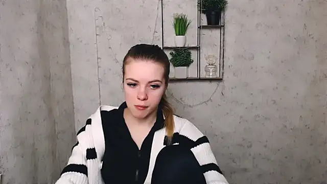 Snapshot of AliceFlirtt_ chatting on 5, 3, 2025 AliceFlirtt online show from 5, 3, 2025