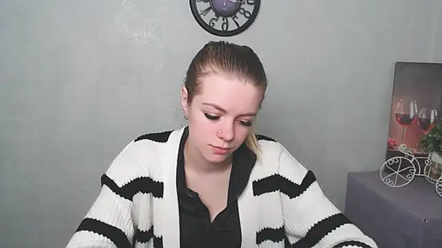 Snapshot of AliceFlirtt_ chatting on 5, 3, 2025 AliceFlirtt online show from 5, 3, 2025
