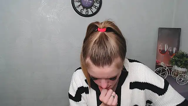 Snapshot of AliceFlirtt_ chatting on 6, 3, 2025 AliceFlirtt online show from 6, 3, 2025
