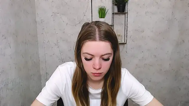 Snapshot of AliceFlirtt_ chatting on 12, 3, 2025 AliceFlirtt online show from 12, 3, 2025