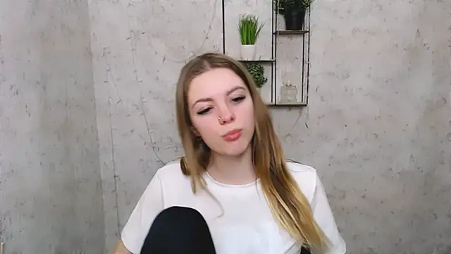 Snapshot of AliceFlirtt_ chatting on 12, 3, 2025 AliceFlirtt online show from 12, 3, 2025
