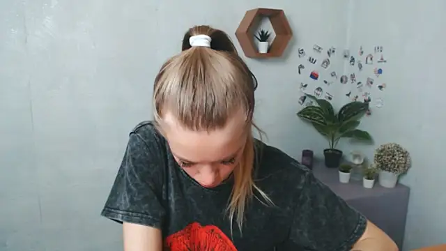 Snapshot of AliceFlirtt_ chatting on 9, 9, 2025 AliceFlirtt online show from 9, 9, 2025