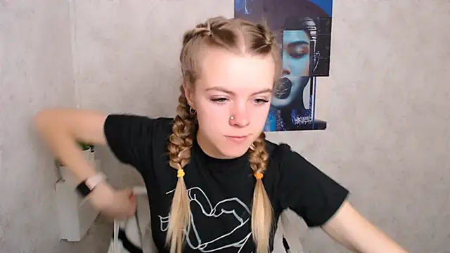 Snapshot of AliceFlirtt_ chatting on 17, 9, 2025 AliceFlirtt online show from 17, 9, 2025