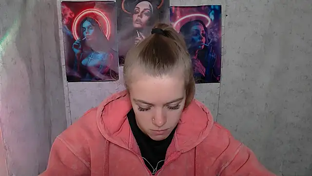 Snapshot of AliceFlirtt_ chatting on 24, 9, 2025 AliceFlirtt online show from 24, 9, 2025