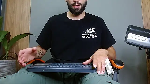 Snapshot of Mr_WhiteCock chatting on 28, 10, 2025 Mr WhiteCock online show from 28, 10, 2025