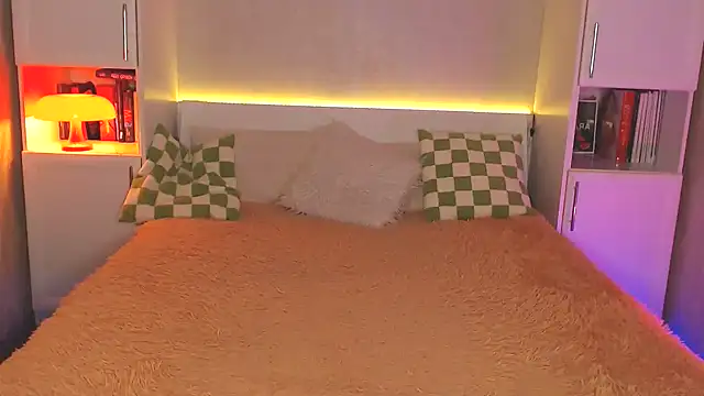 Leaaaaaaaaa online show from 3, 2, 2025