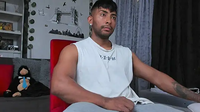 Snapshot of Couple_muscle1 chatting on 6, 10, 2025 Couple muscle1 online show from 6, 10, 2025