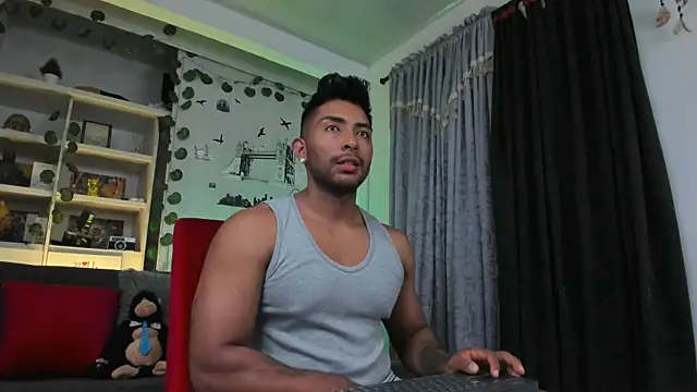 Snapshot of Couple_muscle1 chatting on 7, 10, 2025 Couple muscle1 online show from 7, 10, 2025