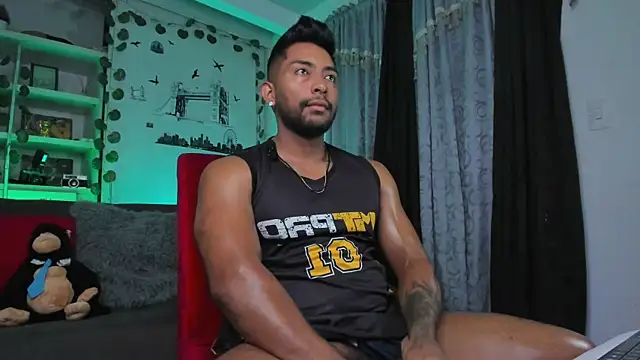 Snapshot of Couple_muscle1 chatting on 5, 11, 2025 Couple muscle1 online show from 5, 11, 2025