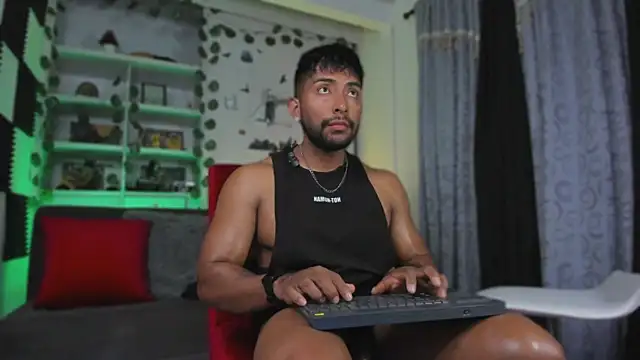 Snapshot of Couple_muscle1 chatting on 27, 11, 2025 Couple muscle1 online show from 27, 11, 2025