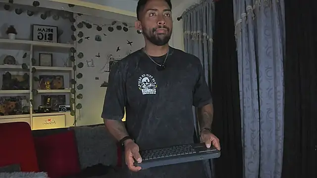 Snapshot of Couple_muscle1 chatting on 6, 1, 2026 Couple muscle1 online show from 6, 1, 2026