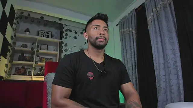 Snapshot of Couple_muscle1 chatting on 13, 1, 2026 Couple muscle1 online show from 13, 1, 2026