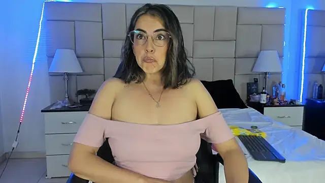 IsisLoveyes  online show from 2, 1, 2025