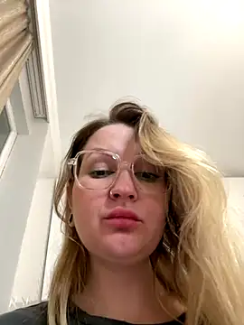 Teya moon  online show from 14, 12, 2025