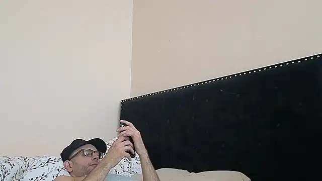 Snapshot of hailzeffn chatting on 3, 10, 2025 hailzeffn online show from 3, 10, 2025
