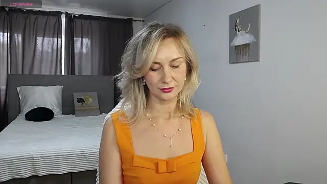 Snapshot of Vanessa_Nowak chatting on 7, 10, 2025 Vanessa Nowak online show from 7, 10, 2025