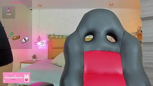 Snapshot of LARSONMIA chatting on 7, 2, 2026 LARSONMIA online show from 7, 2, 2026