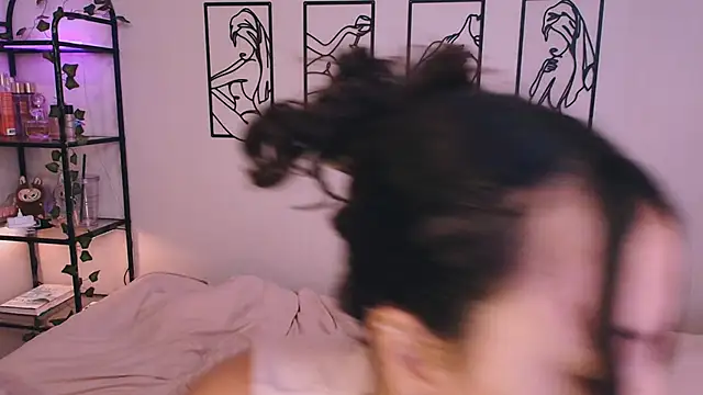 Megan Rodrigo online show from 20, 10, 2025