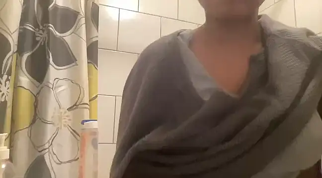 Snapshot of MommyConfident chatting on 5, 12, 2024 MommyConfident online show from 5, 12, 2024