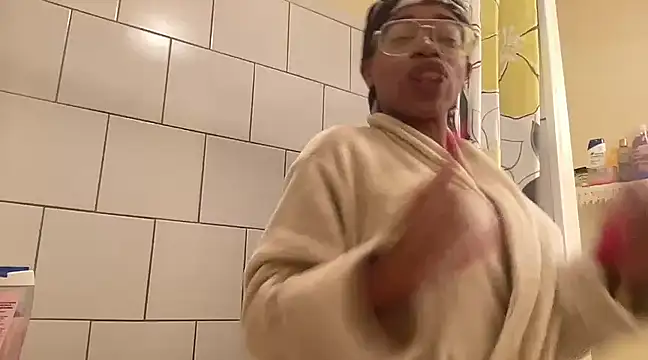 Snapshot of MommyConfident chatting on 8, 1, 2025 MommyConfident online show from 8, 1, 2025