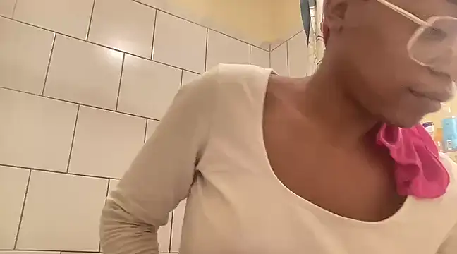 Snapshot of MommyConfident chatting on 24, 1, 2025 MommyConfident online show from 24, 1, 2025