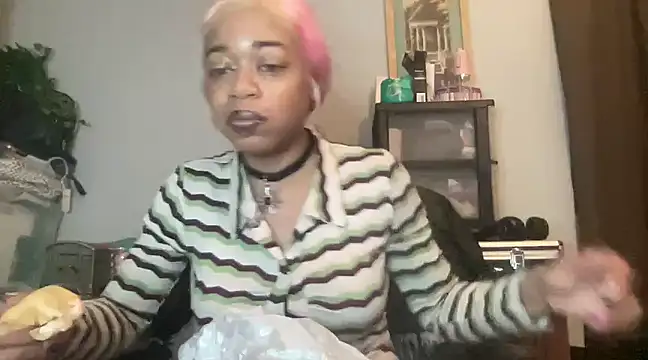 Snapshot of MommyConfident chatting on 11, 3, 2025 MommyConfident online show from 11, 3, 2025