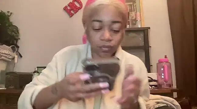 Snapshot of MommyConfident chatting on 20, 3, 2025 MommyConfident online show from 20, 3, 2025