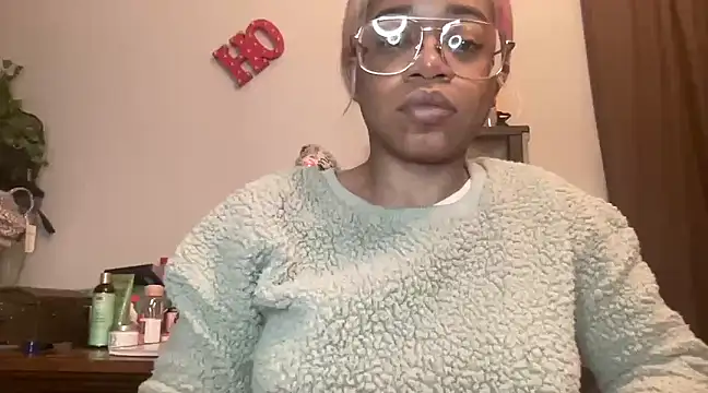 Snapshot of MommyConfident chatting on 22, 3, 2025 MommyConfident online show from 22, 3, 2025