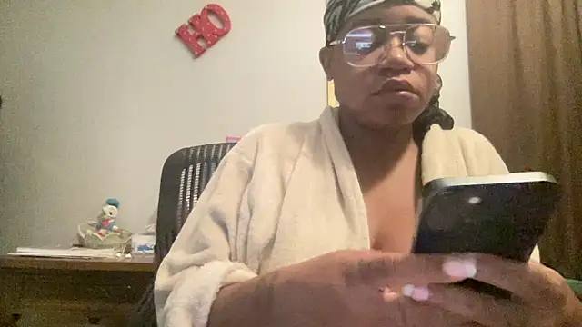 Snapshot of MommyConfident chatting on 30, 10, 2025 MommyConfident online show from 30, 10, 2025