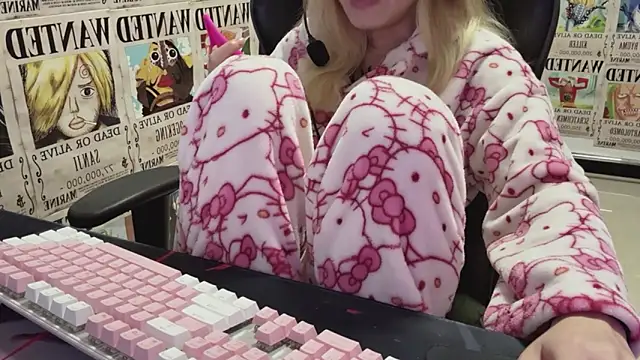 SNAKEgirlQAQ online show from 9, 10, 2025