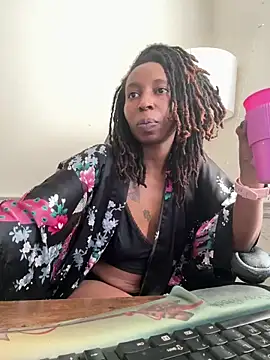 LeyaHoneybuns online show from 8, 1, 2025