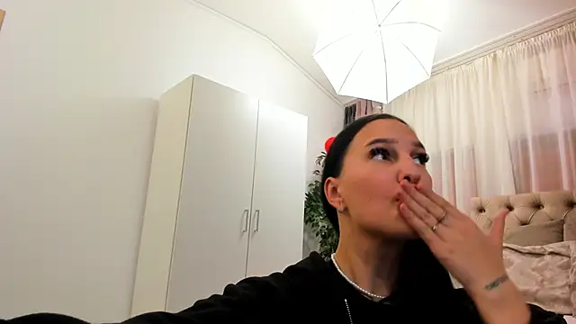 Snapshot of OliviaRimes chatting on 20, 2, 2025 OliviaRimes online show from 20, 2, 2025