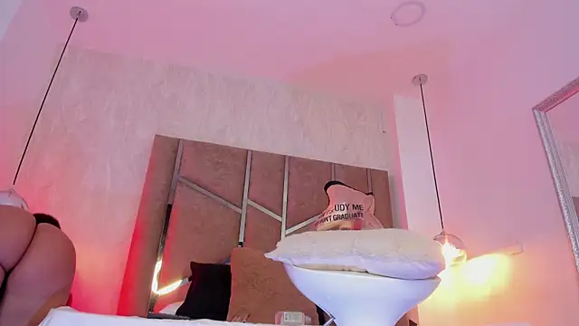 Snapshot of Martinaa_Jones_ chatting on 13, 4, 2026 Martinaa Jones online show from 13, 4, 2026