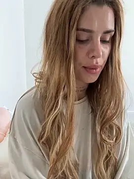 Snapshot of EmiliaCatalina chatting on 4, 10, 2025 EmiliaCatalina online show from 4, 10, 2025