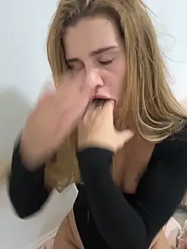 Snapshot of EmiliaCatalina chatting on 7, 10, 2025 EmiliaCatalina online show from 7, 10, 2025