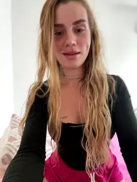 Snapshot of EmiliaCatalina chatting on 9, 10, 2025 EmiliaCatalina online show from 9, 10, 2025